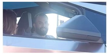 Carin León presume su nueva adquisición en las calles de Hermosillo