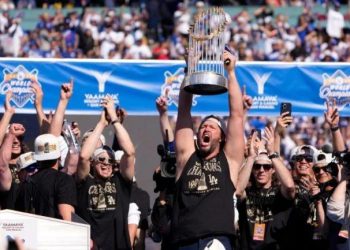 Cantan las ‘mañanitas’ a Fernando Valenzuela en desfile de Dodgers