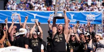 Cantan las ‘mañanitas’ a Fernando Valenzuela en desfile de Dodgers
