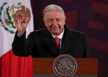 AMLO recibe protección militar y 21 mil pesos al mes
