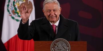 AMLO recibe protección militar y 21 mil pesos al mes