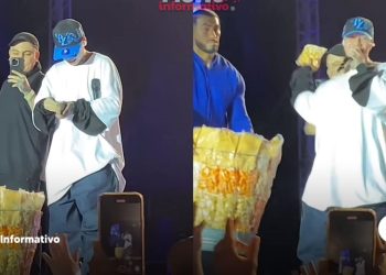 En pleno concierto, Santa Fe Klan compra todas las papitas de un vendedor ambulante para los asistentes. 
