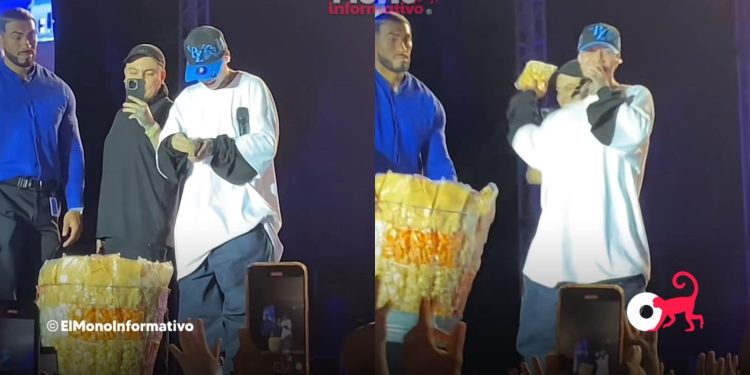 En pleno concierto, Santa Fe Klan compra todas las papitas de un vendedor ambulante para los asistentes.