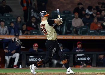 Naranjeros dejan tendidos a los Águilas en extra innings