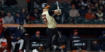 Naranjeros dejan tendidos a los Águilas en extra innings