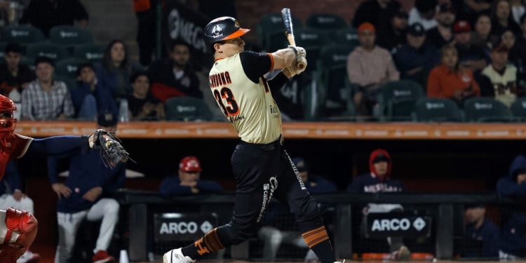 Naranjeros dejan tendidos a los Águilas en extra innings