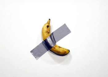 PAGAN 6.2 MILLONES DE DÓLARES POR UN PLÁTANO PEGADO CON CINTA ADHESIVA A LA PARED