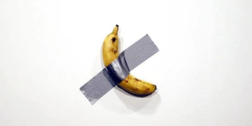 PAGAN 6.2 MILLONES DE DÓLARES POR UN PLÁTANO PEGADO CON CINTA ADHESIVA A LA PARED