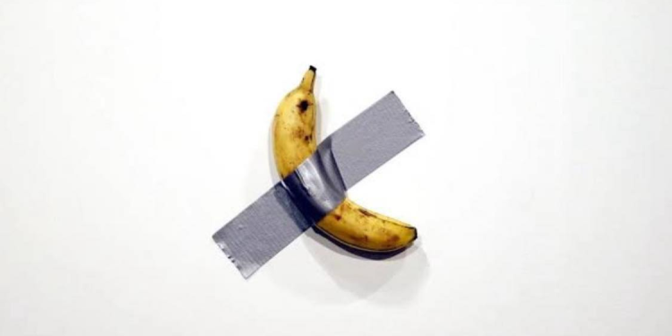 PAGAN 6.2 MILLONES DE DÓLARES POR UN PLÁTANO PEGADO CON CINTA ADHESIVA A LA PARED