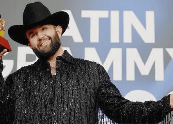 Carin León dedica Grammy a músicos benditamente paridos en Hermosillo