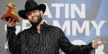 Carin León dedica Grammy a músicos benditamente paridos en Hermosillo