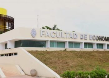 Alumnos de economía de la Universidad Autónoma de Yucatán se quedan sin graduación; organizador desapareció con 200 mil pesos