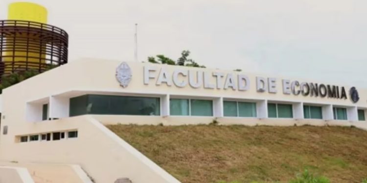 Alumnos de economía de la Universidad Autónoma de Yucatán se quedan sin graduación; organizador desapareció con 200 mil pesos