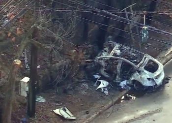 Se incendia Tesla tras chocar con un muro en Nueva York; sus dos ocupantes murieron