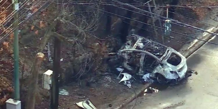 Se incendia Tesla tras chocar con un muro en Nueva York; sus dos ocupantes murieron
