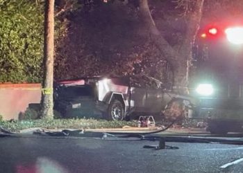 😱🚨”Indestructible” Cybertruck choca y se incendia ¡Mueren 3!