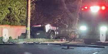 😱🚨”Indestructible” Cybertruck choca y se incendia ¡Mueren 3!