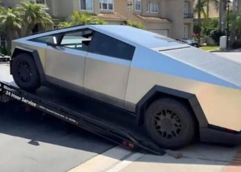 Hombre pagó 600 mil para reparar su Cybertruck luego de caer en un bache