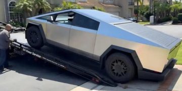 Hombre pagó 600 mil para reparar su Cybertruck luego de caer en un bache
