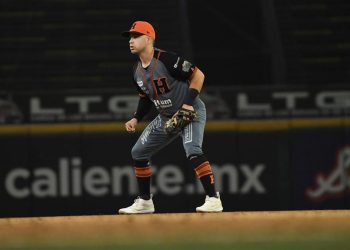 Con remontada los campeones Naranjeros igualan la serie