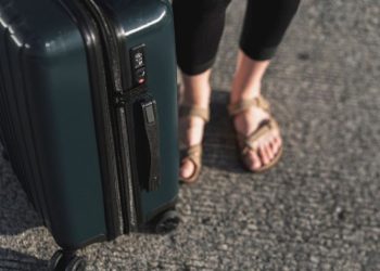 Una mujer encierra a su novio en una maleta y le provoca la muerte