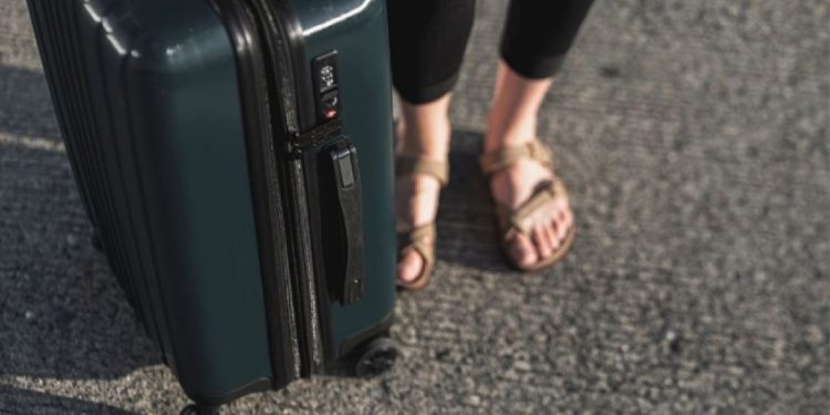 Una mujer encierra a su novio en una maleta y le provoca la muerte