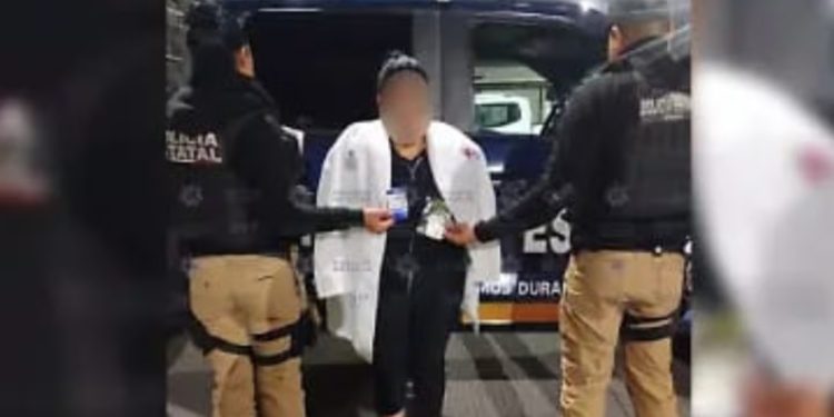 Detienen a falsa doctora en Durango, drogaba a familiares de pacientes para robarlos