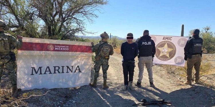 Operativo AMIC y SEMAR captura a sujeto con fusiles, cartuchos y equipo táctico en Trincheras