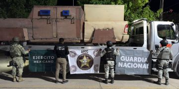 Aseguran dos vehículos con blindaje artesanal en cateo realizado en Pitiquito