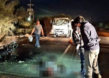 Se debate entre la vida y al muerte joven que chocó su moto contra un camión y esta se incendió
