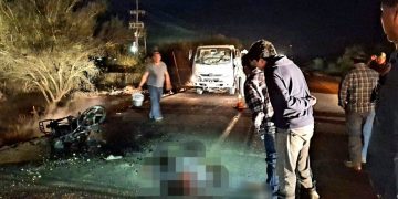 Se debate entre la vida y al muerte joven que chocó su moto contra un camión y esta se incendió