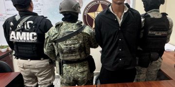 Operativo conjunto detiene a masculino en posesión de droga y radio portátil en Magdalena de Kino