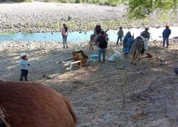 Jóvenes improvisan camilla con palos y cargan a anciana enferma durante nueve horas para llevarla a recibir atención médica