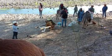Jóvenes improvisan camilla con palos y cargan a anciana enferma durante nueve horas para llevarla a recibir atención médica