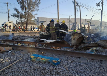 Tráiler con bebidas alcohólicas es partido por tren y se incendia en El Salto, Jalisco
