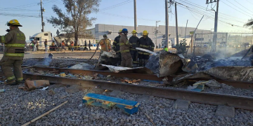 Tráiler con bebidas alcohólicas es partido por tren y se incendia en El Salto, Jalisco