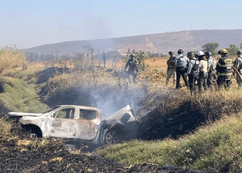 Persecución y enfrentamiento entre civiles armados y elementos de la Guardia Nacional deja un auto calcinado en Jalisco