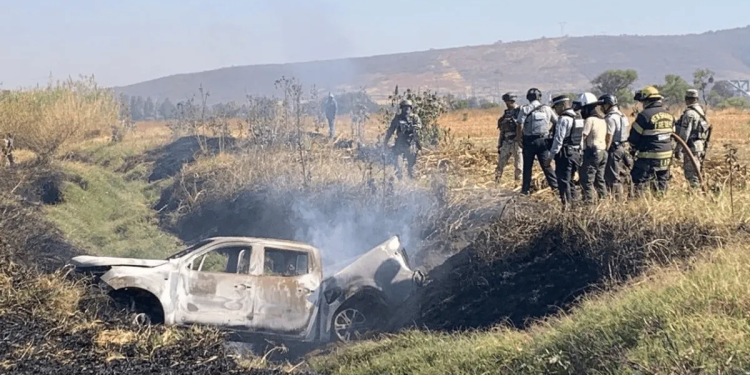 Persecución y enfrentamiento entre civiles armados y elementos de la Guardia Nacional deja un auto calcinado en Jalisco