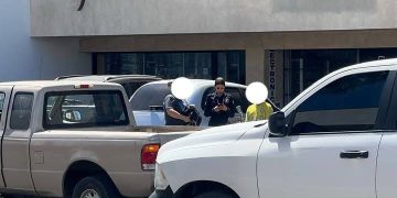 Mujer dejó a su hijo encerrado en el carro mal estacionado en Hermosillo, sin importarle que la vida de su niño corria peligro