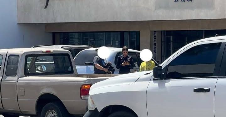 Mujer dejó a su hijo encerrado en el carro mal estacionado en Hermosillo, sin importarle que la vida de su niño corria peligro