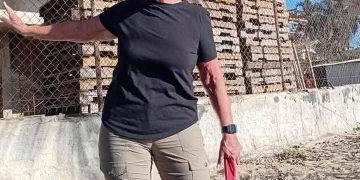 Extranjera se cree dueña de la playa e intenta correr a una familia mexicana