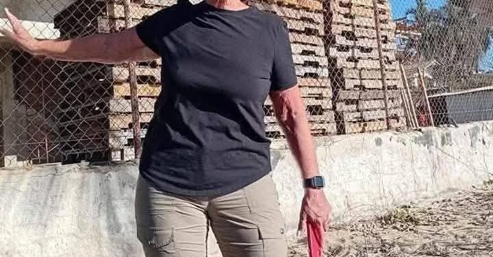 Extranjera se cree dueña de la playa e intenta correr a una familia mexicana