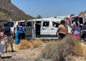 SE VUELVA CAMIONETA EN CAMINO AL DELFINARIO; 10 PERSONAS RESULTARON LESIONADAS