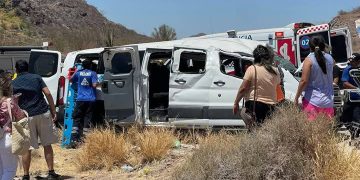 SE VUELVA CAMIONETA EN CAMINO AL DELFINARIO; 10 PERSONAS RESULTARON LESIONADAS