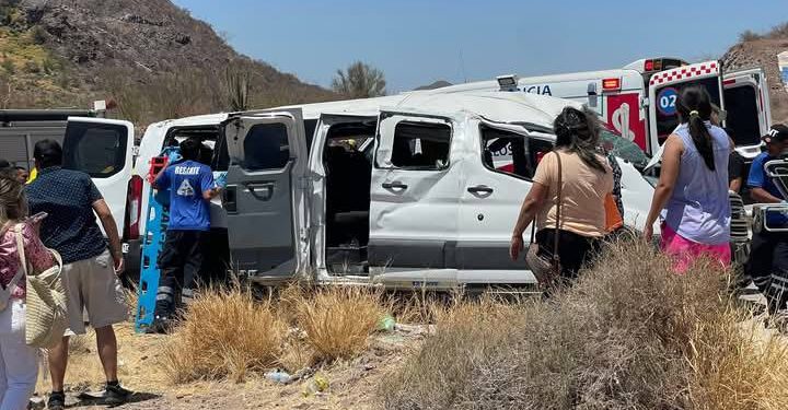 SE VUELVA CAMIONETA EN CAMINO AL DELFINARIO; 10 PERSONAS RESULTARON LESIONADAS