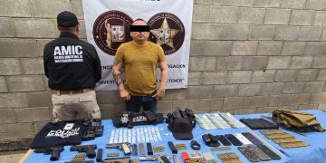 Asegurado sujeto con arsenal y droga en cateo positivo