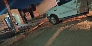 Familia se salva de borracho que chocó su vivienda y se metió hasta la cocina con todo y carro