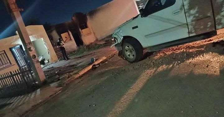 Familia se salva de borracho que chocó su vivienda y se metió hasta la cocina con todo y carro